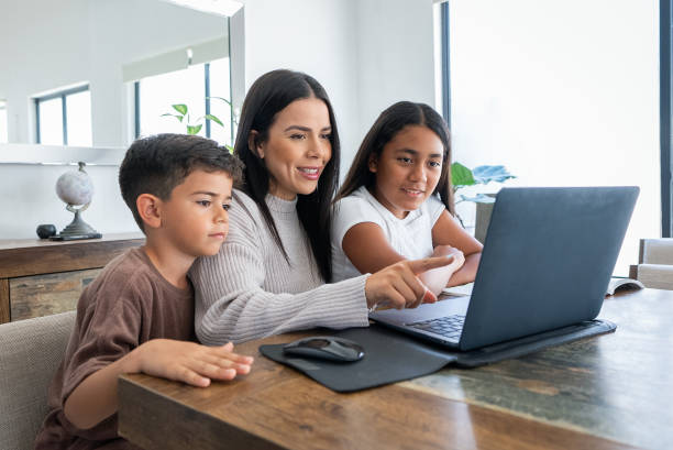 Familia usando Oqupa en casa